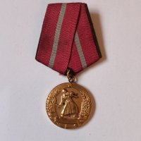 Медал ЗА БОЕВА ЗАСЛУГА 1950 г., снимка 1 - Антикварни и старинни предмети - 42756393