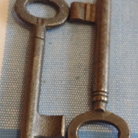 Два стари ключа от соца за брава за КОЛЕКЦИЯ ДЕКОРАЦИЯ БИТОВ КЪТ 29258, снимка 2 - Други ценни предмети - 44819324
