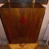 Медицинско Дървено шкафче, снимка 1 - Антикварни и старинни предмети - 39641853