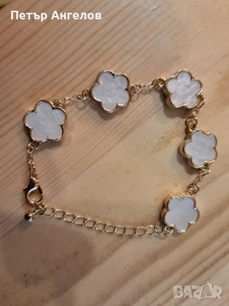 Страхотна изискана позлатена дамска гривна с бели детелинки, снимка 1