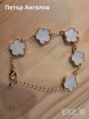 Страхотна изискана позлатена дамска гривна с бели детелинки