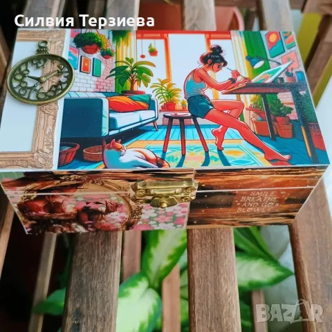 Ръчно изработена дървена кутия с вътрешна декорация 