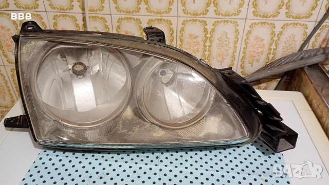 Десен фар за Тойота Авенсис 1, снимка 2 - Части - 54093584