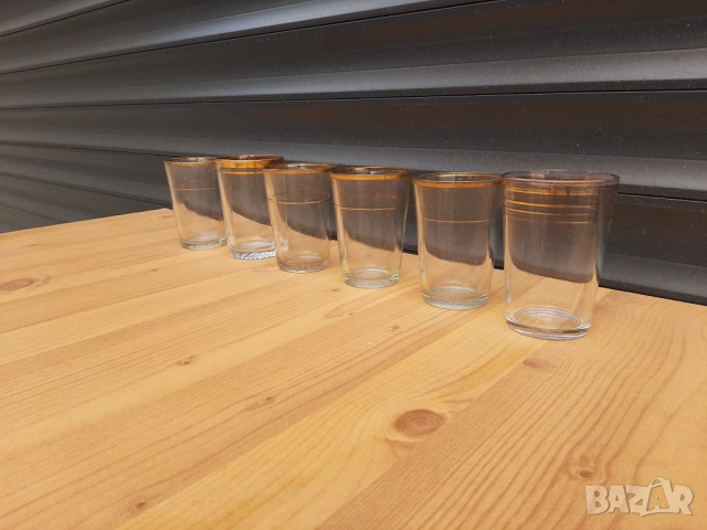 Ретро чаши за вино, вода