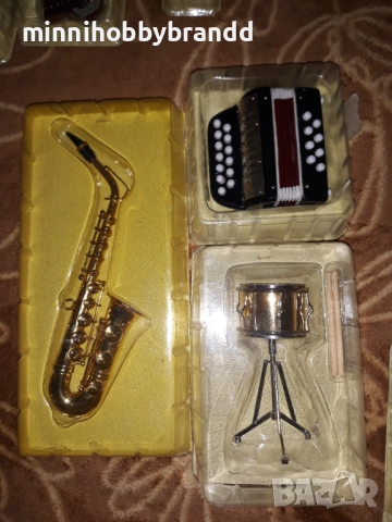  Музикални инструменти Акордеони Пиано Тромпет Виола Барабан Тарамбука Цигулка Хармоника 