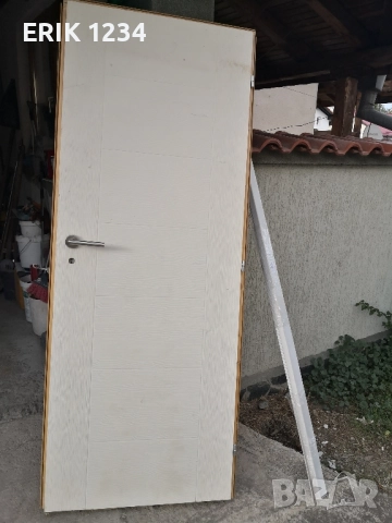 интериорна бяла врата. 