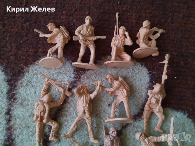 Войници пластмасови 12 броя 51739, снимка 3 - Колекции - 52105358