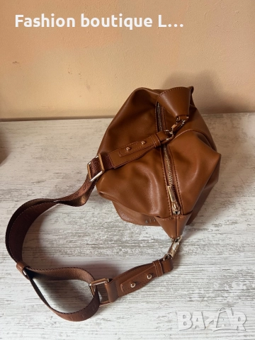 Кафява кожена чанта на марката MOHITO със златни детайли + 2 вътрешни джоба и регулираща се дръжка 