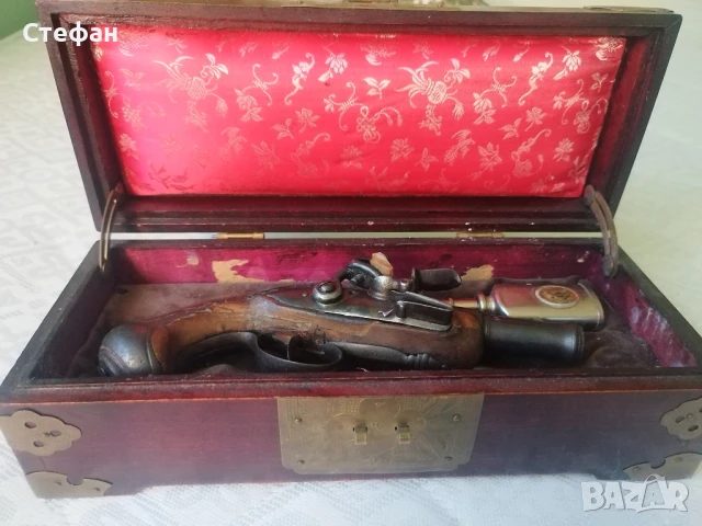 Кремъчен пистолет в куфарче.
