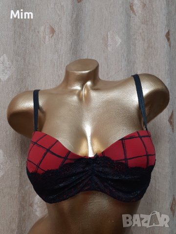 75 В Черен дантелен сутиен с червена чашка 