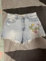 Къси дънкови панталони Bershka с бродерия 🌸, снимка 1