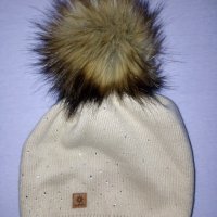 Woolk- Нова дамска зимна шапка с помпон и камъчета , снимка 2 - Шапки - 38334725