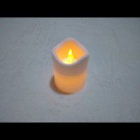 Лампа имитираща пламък на свещ, снимка 1 - Настолни лампи - 34877416