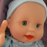 Бебе с много функции и батерии, плаче, храни се с шише,смее се,може да движи само ръце и крака , снимка 1 - Кукли - 34923469