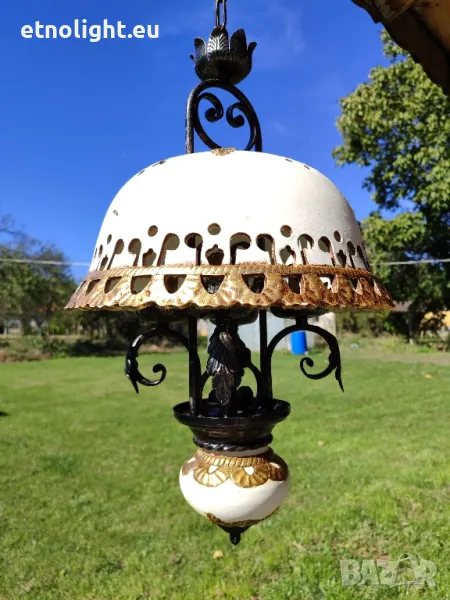 Уникален старинен керамичен полилей с голям куполен капак с красиви орнаменти , снимка 1