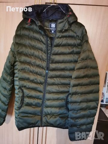 Дамско яке олекотено маслено зелен металик,с качулка.Размер М.60 лева.Може коментар на цената.