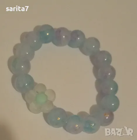 Стилна гривна със синя стъклена мъниста и акцент акрилно цветенце , снимка 2 - Гривни - 48807236