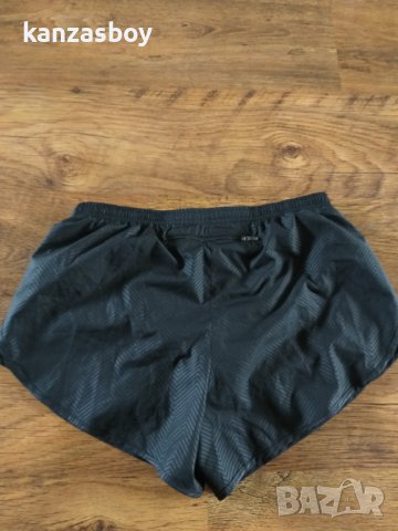 nike Modern Embossed Tempo Shorts - страхотни дамски шорти КАТО НОВИ, снимка 9 - Спортни екипи - 37552629