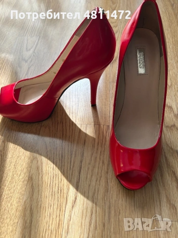 GUESS червени лачени токчета, снимка 2 - Дамски обувки на ток - 54349899