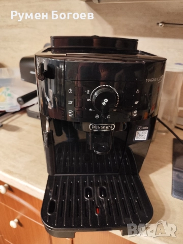 продавам кафе автомат Делонги Магнифика S
