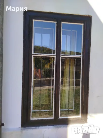 Дървена дограма от селска къща с двойни прозорци, без каси