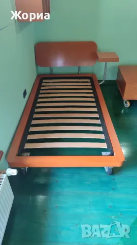 Единично легло на колела с комплект мебели.