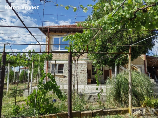 Продавам двуетажна къща в село Бряст общ.Димитровград, снимка 4 - Къщи - 51191264