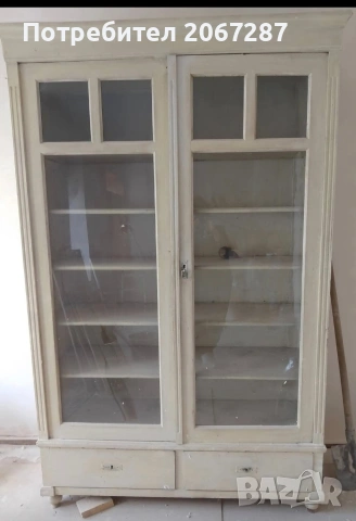 стар шкаф витрина
