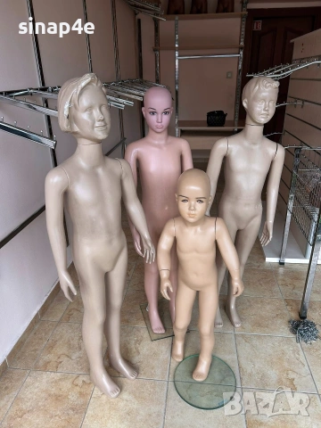 етажерки и детцки торсове, манекени за магазин за дрехи