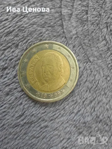 Тази монета е 2 евро от Испания, издадена през 1999 г. 