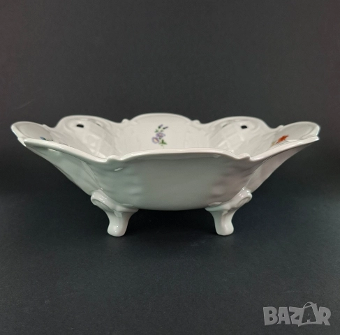 Порцеланова фруктиера на крачета с ажурен, ръб и флорална декорация, снимка 2 - Декорация за дома - 52847229