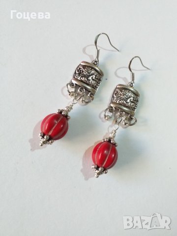 Много красиви Бохо обици с червени Тюркоази и орнаментирана основа  в цвят Сребро , снимка 3 - Обеци - 37168818