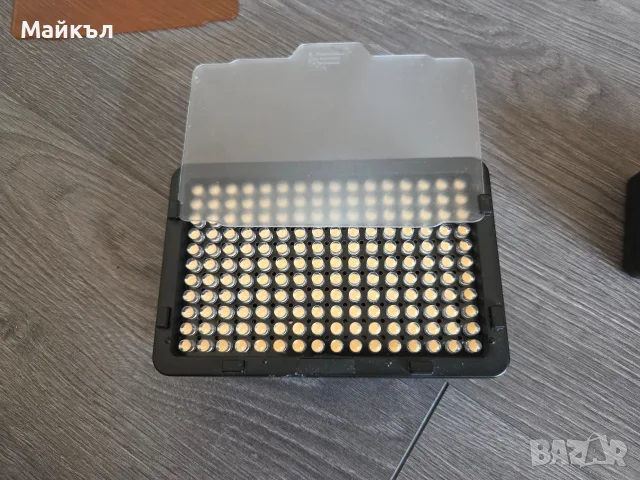 видео лампа + батерии Newer PT-176s, снимка 2 - Светкавици, студийно осветление - 55920167