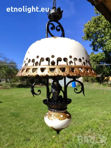 Уникален старинен керамичен полилей с голям куполен капак с красиви орнаменти 