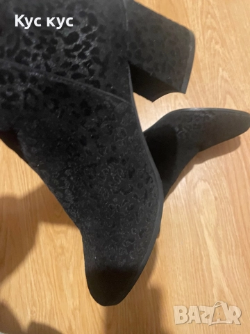 Боти от релефен велур.