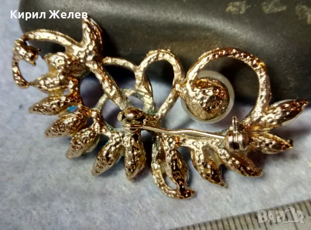 РАЗКОШНА АЖУРНА ЗЛАТИСТА ПЕРЛЕН Тип БРОШКА с ИСКРЯЩИ РАЗНОЦВЕТНИ ЮВЕЛИРНО ФАСЕТИРАНИ ЦИРКОНИ 29588, снимка 3 - Други - 48842326