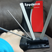 Точило за ножове Spyderco tri-angle sharpmaker, снимка 1 - Ножове - 44658917