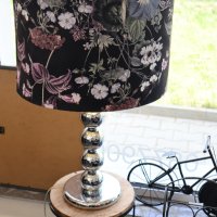 Красива голяма настолна лампа с плафон на цветя , снимка 2 - Настолни лампи - 40493027