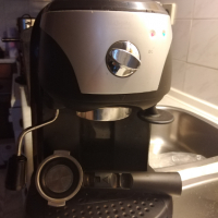 Кафе машина Делонги с ръкохватка с крема диск, работи перфектно и прави страхотно кафе с каймак , снимка 4 - Кафемашини - 36415438