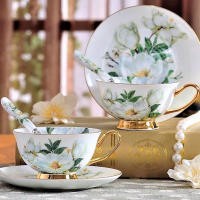 Красиви чаши за кафе с цветя от костен порцелан, снимка 1 - Сервизи - 33270333