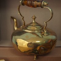Стар винтидж месингов чайник с кехлибарена дръжка и 4 крачета, снимка 4 - Антикварни и старинни предмети - 37497262