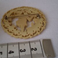 стара брошка изработена от бакелит фолклор жена дама, снимка 6 - Антикварни и старинни предмети - 36821125
