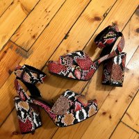 Обувки с ток Bershka, снимка 1 - Дамски обувки на ток - 35609756