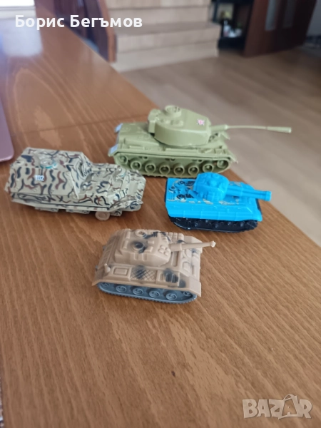 Лот Детски играчки танкове, снимка 1