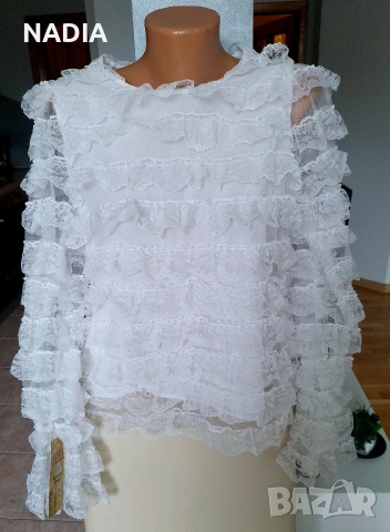 Бяла блуза с тюл, снимка 2 - Блузи с дълъг ръкав и пуловери - 53932094