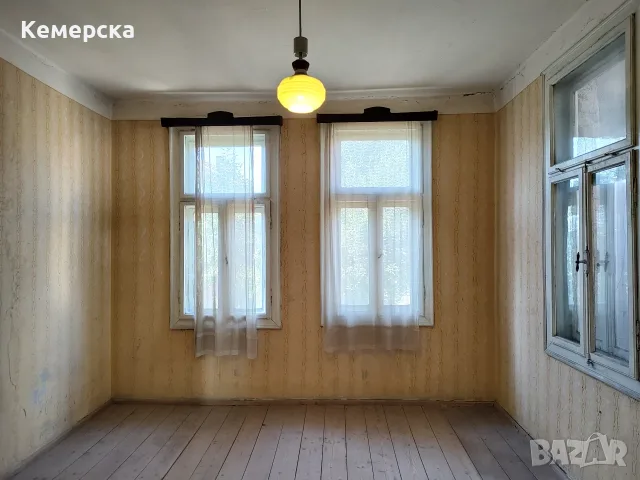 Продава едноетажна къща заедно с 2/3 ид.ч от двора в широк център