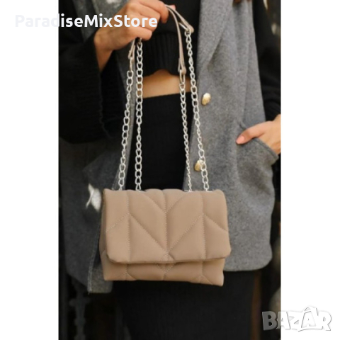 Дамска ватирана чанта в бежов цвят с клъч затваряне и дълга дръжк тип синджир, снимка 3 - Чанти - 44601884