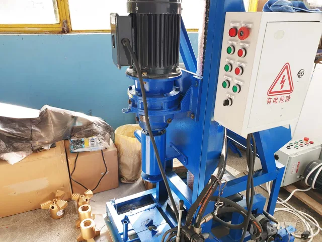 НОВ Мотор-редуктор 4 kW / 220V за сондажна машина + електрическо табло и водна глава, снимка 2 - Електродвигатели - 56009924
