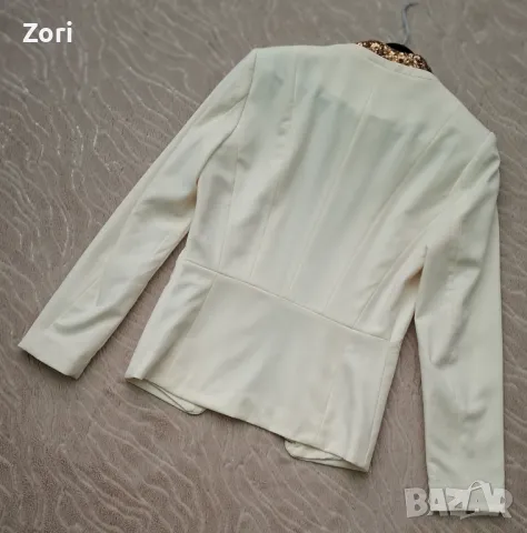 УНИКАЛНО СТИЛНО и ЕЛЕГАНТНО бяло вталено сако със златисти пайети , снимка 5 - Сака - 49978599
