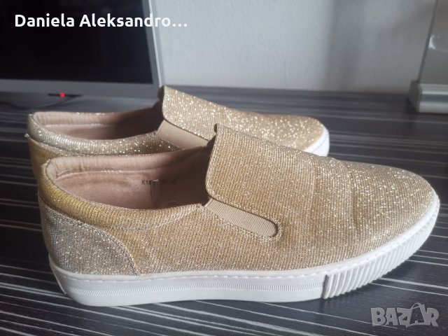 Обувки в дискретни златисто
